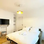 Justine Suite, Place De La Republique
