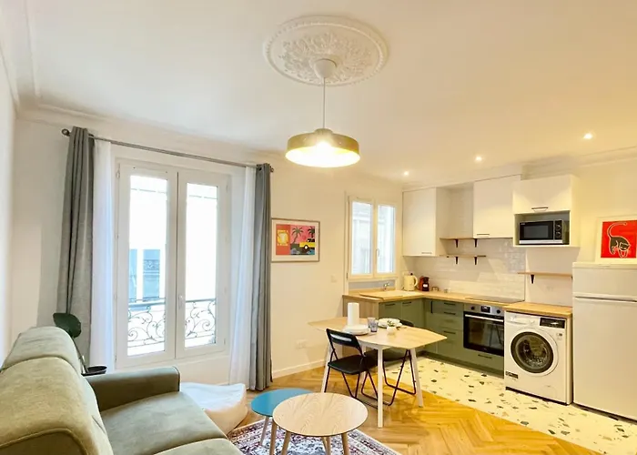 Justine Suite, Place De La Republique
