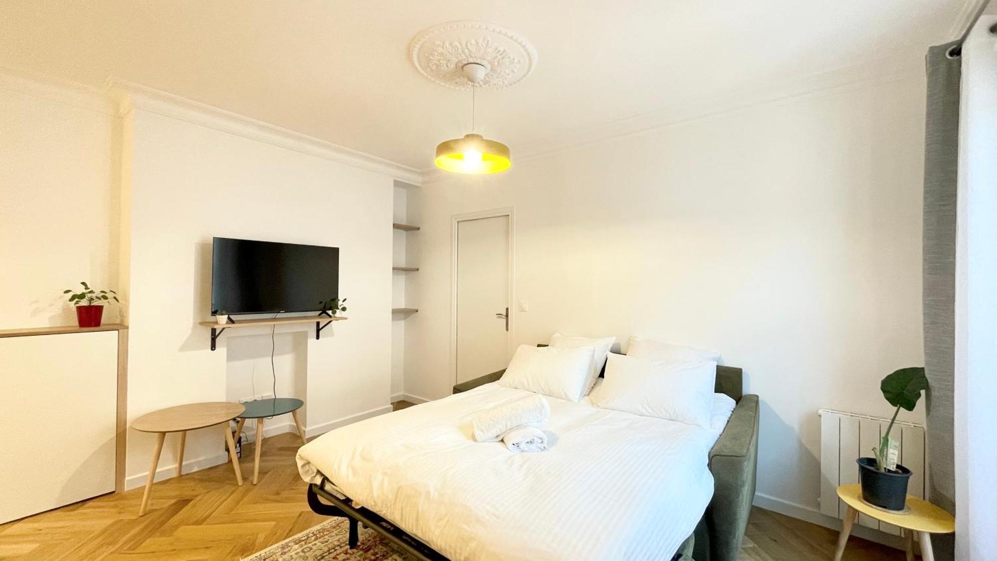 Justine Suite, Place De La Republique Parijs