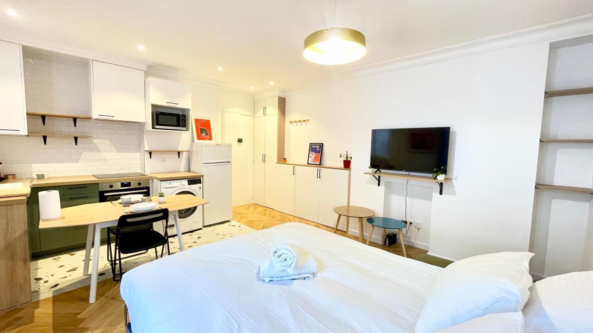 Justine Suite, Place De La Republique * Parijs