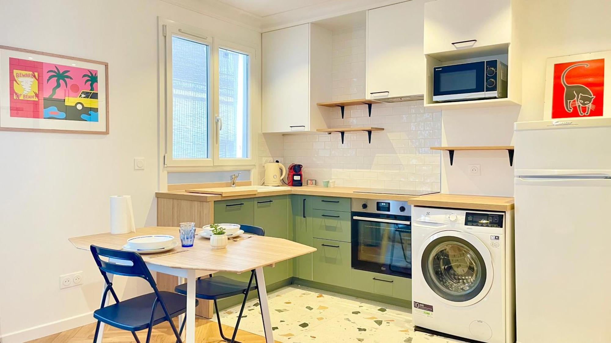 Justine Suite, Place De La Republique * Parijs